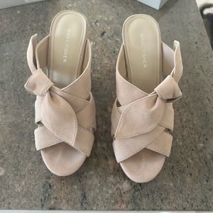 Marc Fisher tan wedges